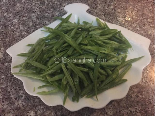 扁豆切丝（扁豆和刀成四十五度角切出来的豆角丝比较长，切一次转动一下豆角再切）