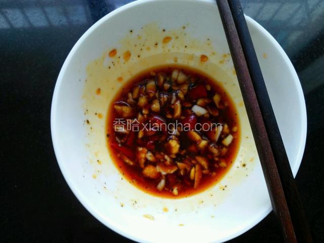 先拿一个碗把蒜末、料酒、黑胡椒粉、生抽、白糖、盐、油、鸡精调好汁水。