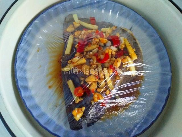蒸锅蒸上气后把封好盖上保鲜膜的黑鱼头放入蒸锅内蒸5分钟即可。