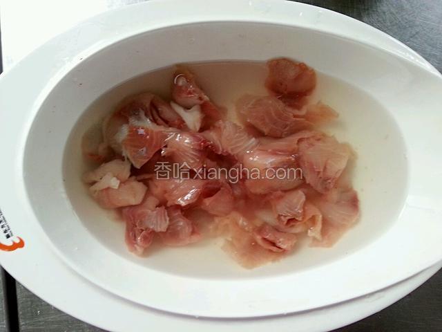 鱼切片泡水。