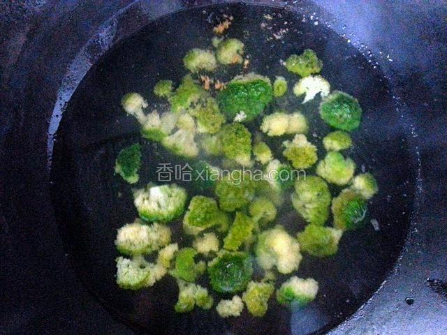西兰花汆水。（水里煮一下）捞出备用。