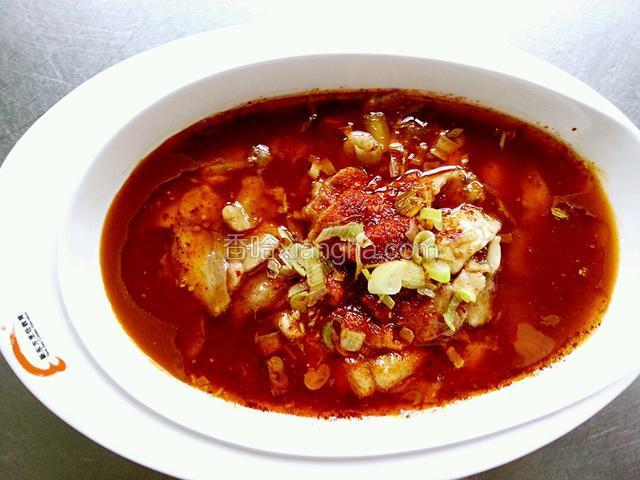 然后把油烧热，浇上即可。看着是不是很有食欲。