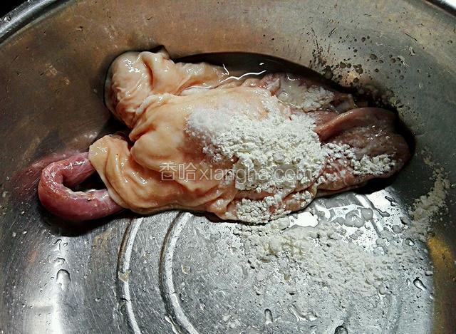 把猪肚加入生粉往死里的搓干净，然后用水冲干净，这样来回三次