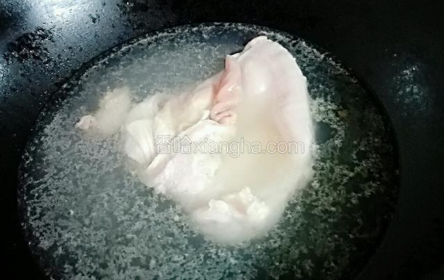 再把猪肚也放下去过一下，也捞出来