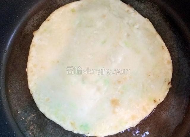 醒好后擀成饼，起锅，平底锅放适量油，油七分热把饼放入烙至两面金黄色即可。