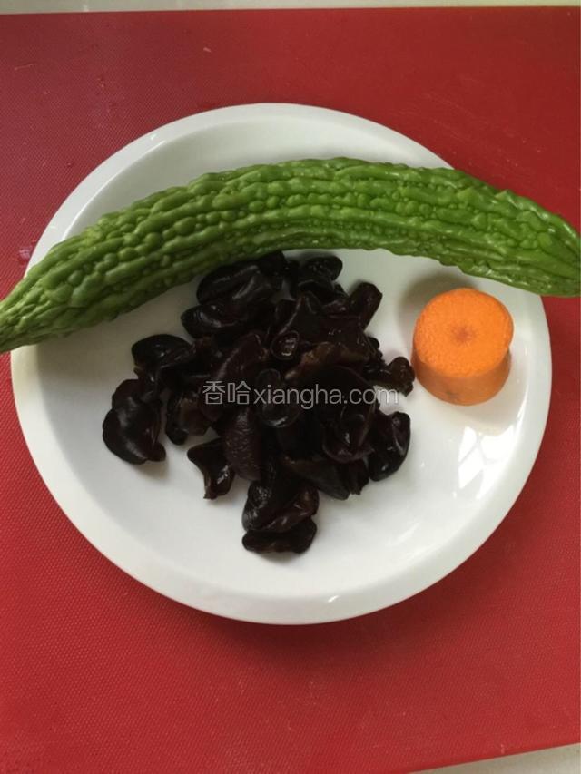 准备好食材，黑木耳提前发好