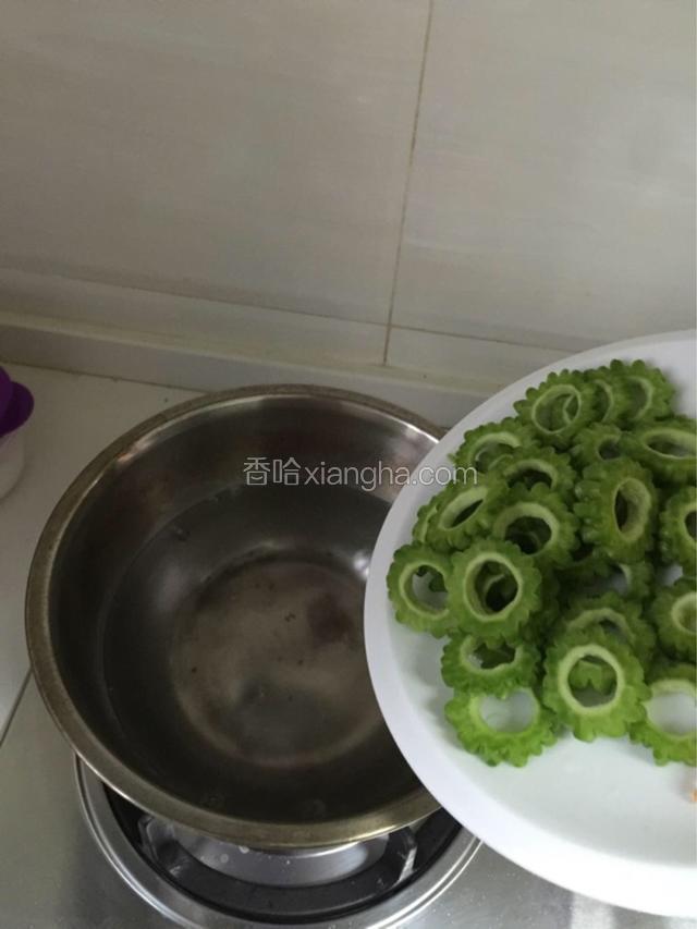 苦瓜，胡萝卜，放开水烫一下