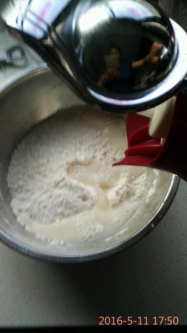 用开水和面！我直接用暖瓶的水和的