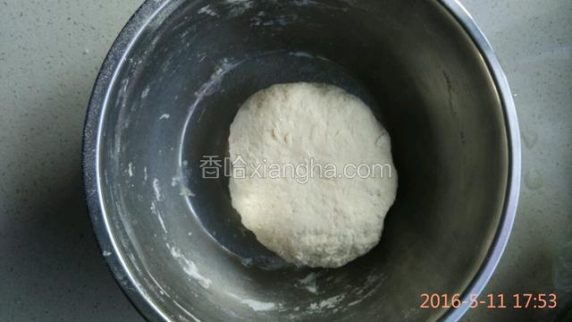 用手揉成面团！醒15分钟