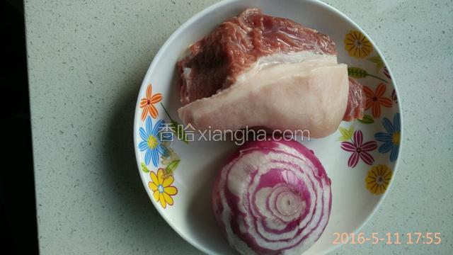 准备一款猪肉?三肥七廋即可！再加一个圆葱