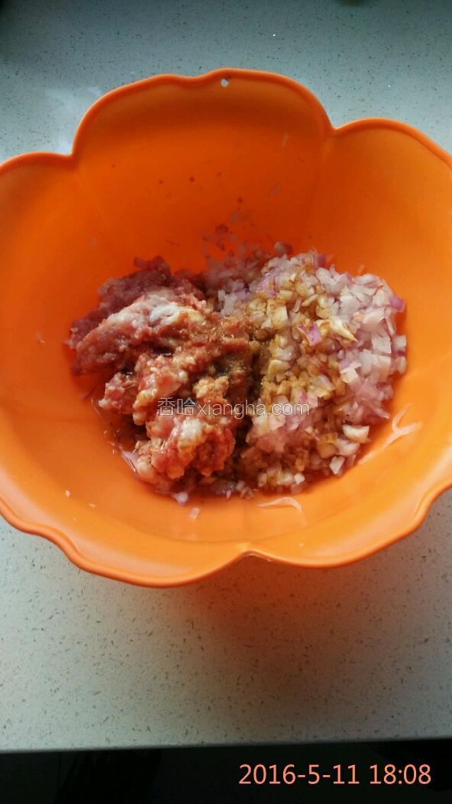 馅中加花生油盐味精生抽五香粉