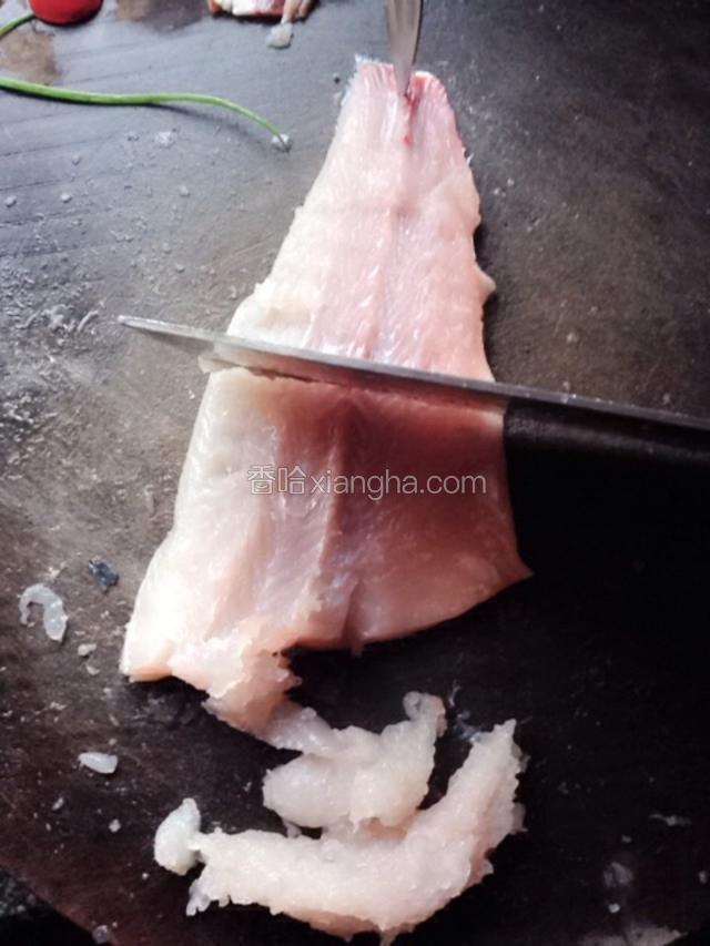 用刀从鱼尾处将鱼肉刮下来。