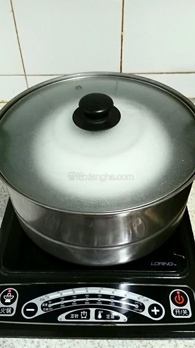 碗上盖个盘子，加锅盖隔水蒸，水开后中小火蒸15至20分钟左右关火
