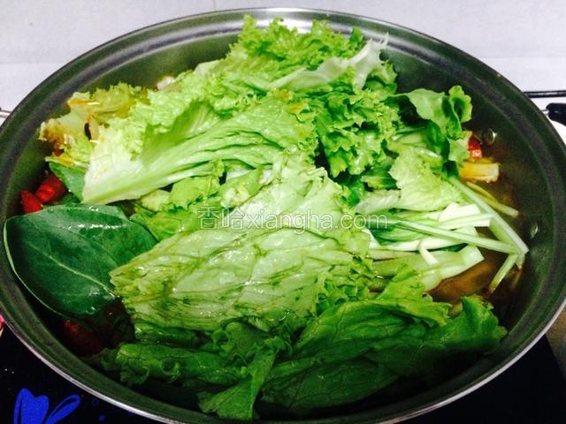 水烧开把青菜全部放进去，青菜易熟很快就好了。