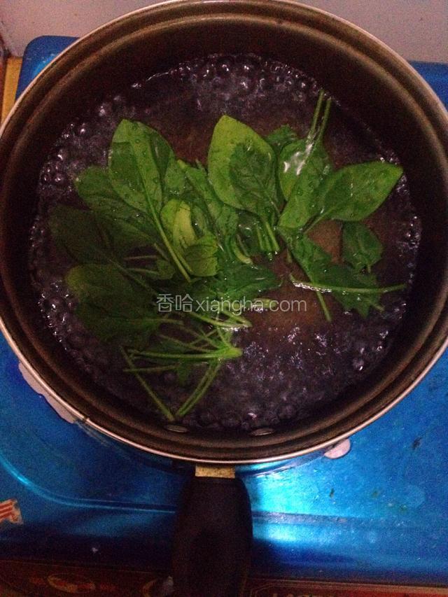 锅内烧开水，水开，将菠菜放入。

