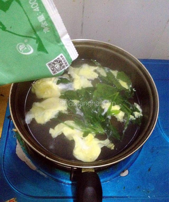 加入盐、鸡精调味，即可出锅喽！
