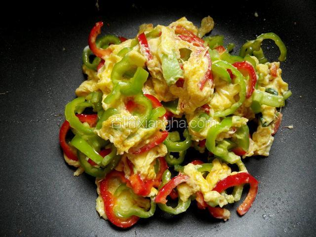 炒至鸡蛋定型，鸡蛋里有尖椒，尖椒里有鸡蛋。
