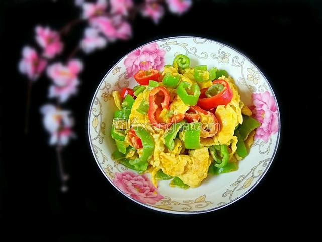 红黄绿一大盘，真是一道下饭的最佳好菜。