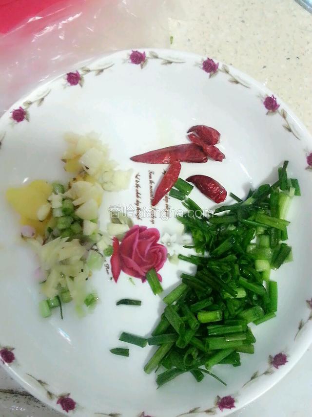 准备葱，蒜，辣椒。