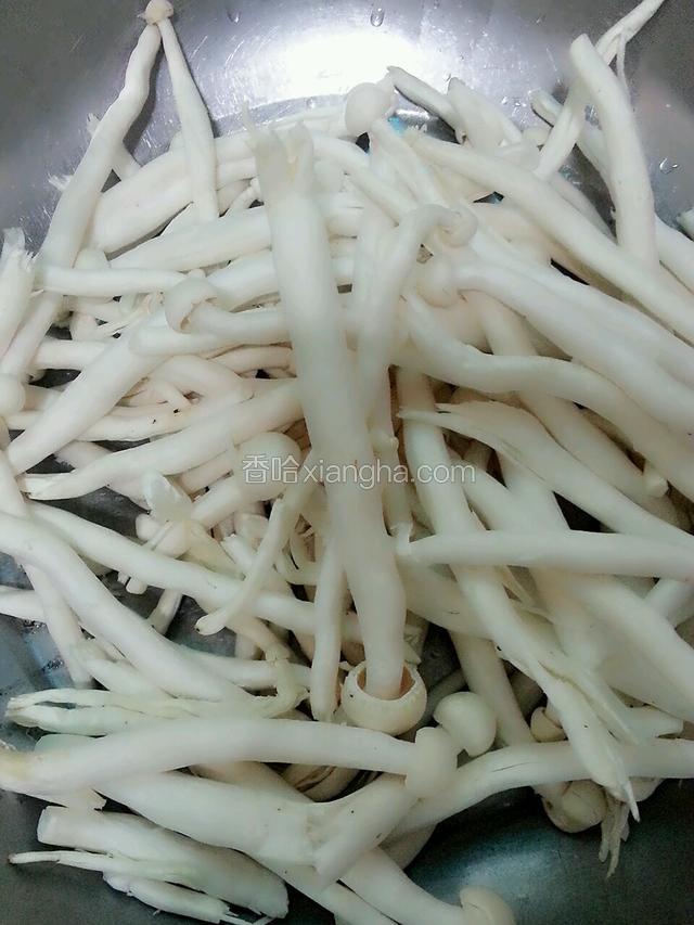 海鲜菇洗净，沥干水分。