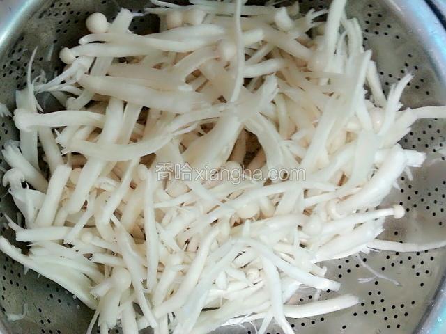 把海鲜菇撕条，这样烹制时更入味。
