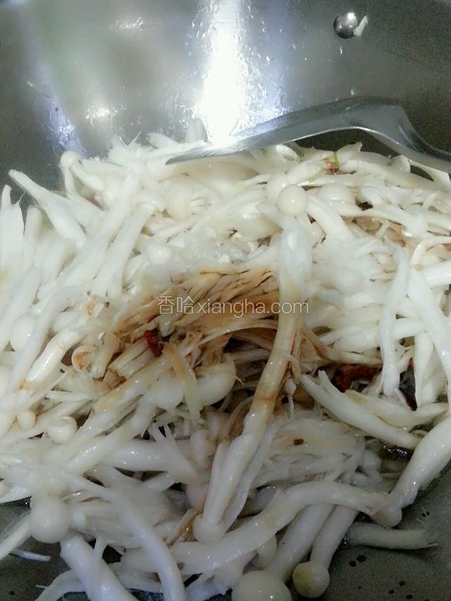下海鲜菇翻炒，调料酒，耗油，翻炒。