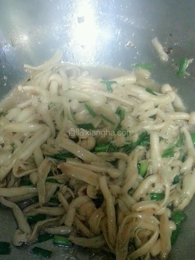 盖上锅盖大火闷煮3分钟收汁。