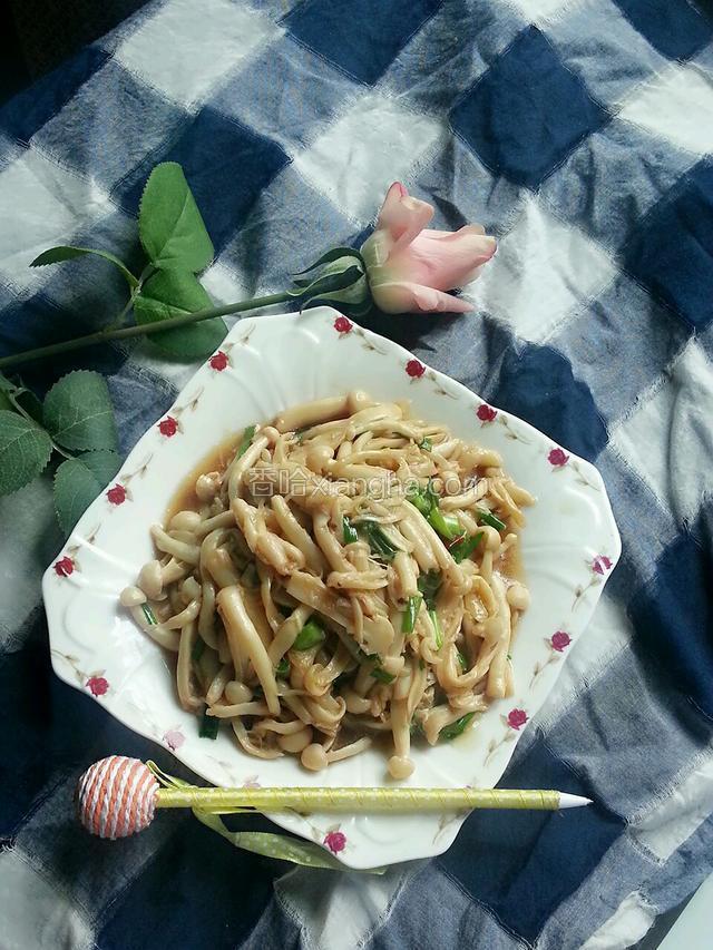 一道下饭的耗油海鲜菇华丽丽上桌辣!