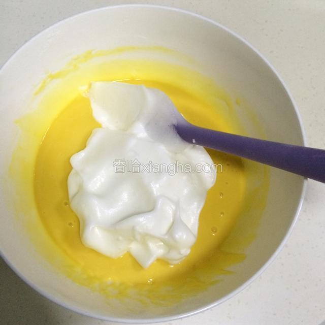 在蛋黄糊内加入1/3的蛋白霜进行翻拌，不要画圈搅拌，预热烤箱，170度；