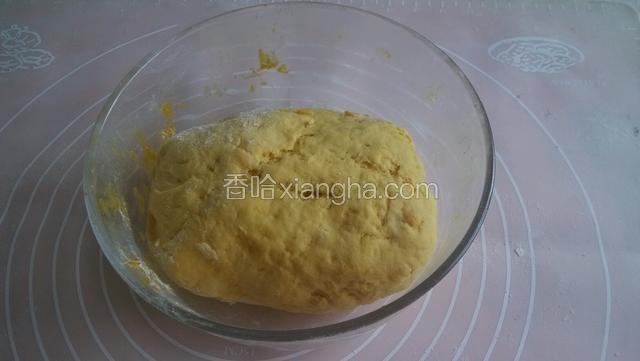压成碎泥状，稍微冷凉至有点温热的时候加入发酵粉加入面合成面团。