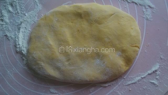 取出用手稍微压成长方形