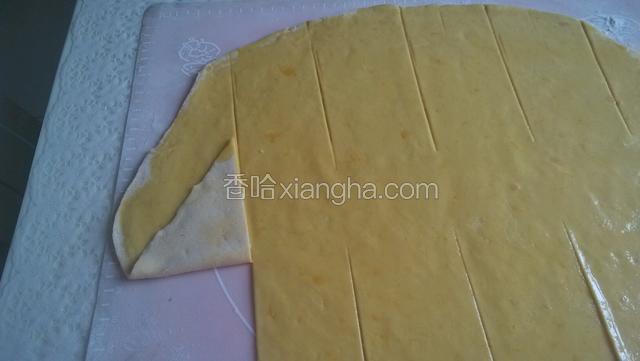先将左边下面的一块向上折