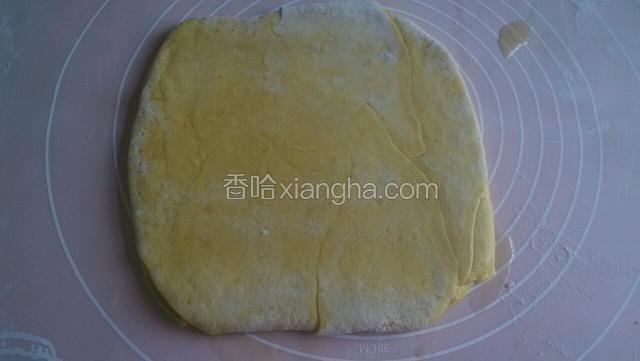 然后用擀面杖轻轻的擀薄。