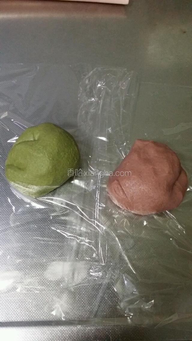 油酥材料混合一起，揉搓成团，面团不裂不油不粘手即可，吸油量自己掌握，太油要加些粉，开裂要加些油，一点点的加哦。水油皮和油酥的面团软硬一致最好。
油酥分成两份，一份揉入抹茶粉，另一份揉入红曲米粉粉。