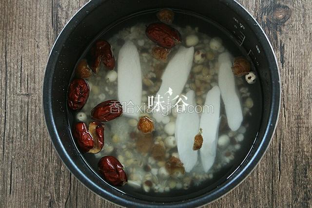 将泡好的以上原料连同洗好的其他米类一同放入电饭煲内，倒入较多的清水，盖上盖子，按下按键“煮粥”键即可（如果使用其他锅具，可根据情况自由调节时间，以煮烂煮粘为准;）