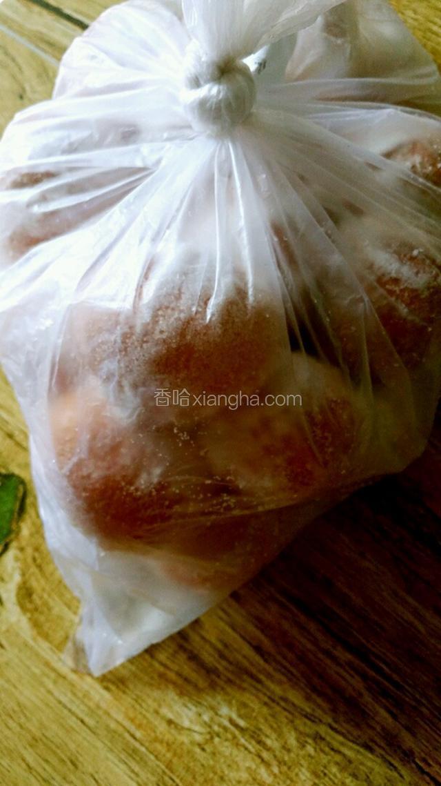 然后把塑料袋系紧   放置一个星期美味的咸鸡蛋就腌制好了
