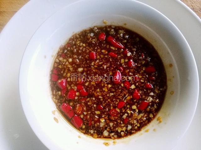 换个大一点碗，加海鲜酱油，麻椒油，醋，糖，香油，鸡粉调汁。