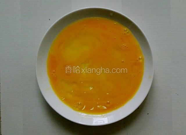 鸡蛋打散 加入适量盐备用