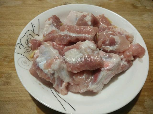 泡清水半小时去血污，其间换水两至三次，捞起沥干
