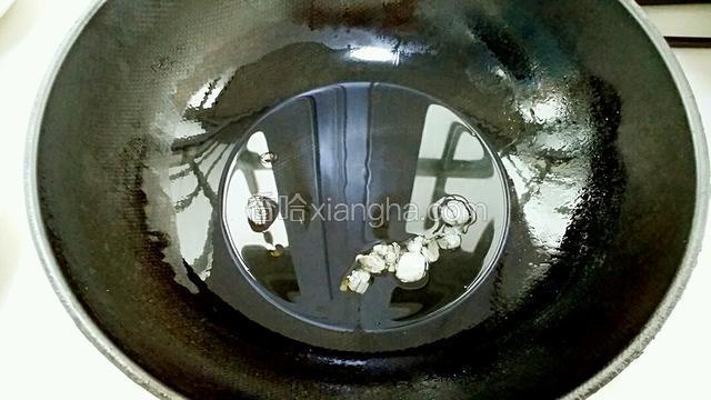 另起锅放入适量油烧至五成热，放入冰糖用小火融化。