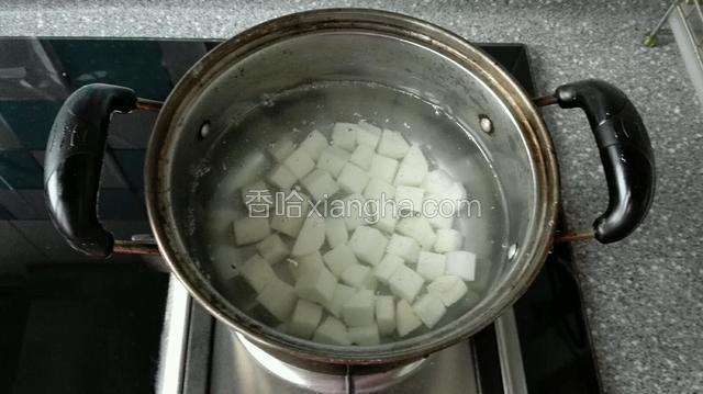 然后把山药块放入足量水，放中火煮制段生