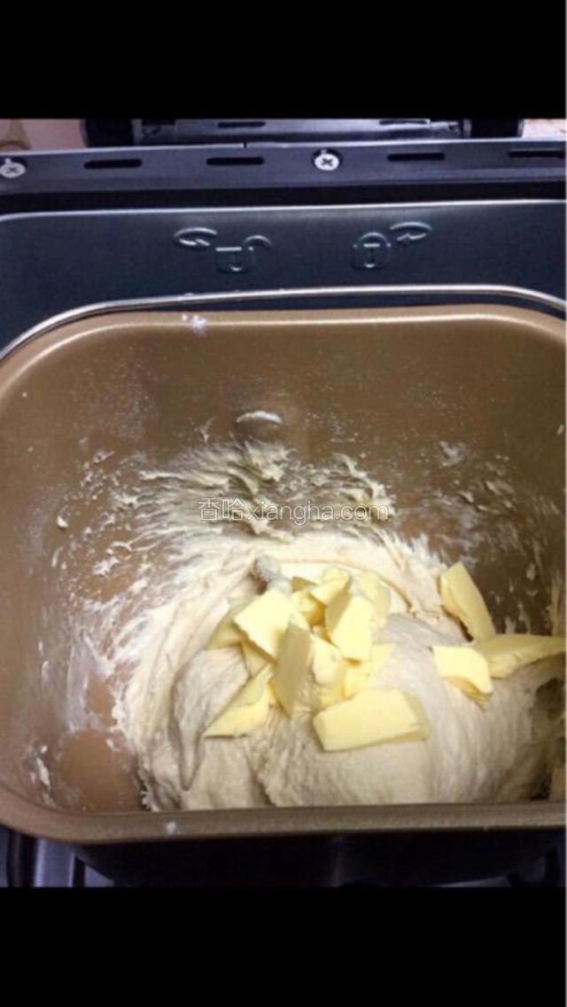 选择自定义和面进行第一次揉面，时间二十分钟，揉面教程完成后加入黄油，进行第二次揉面，时间三十分钟。