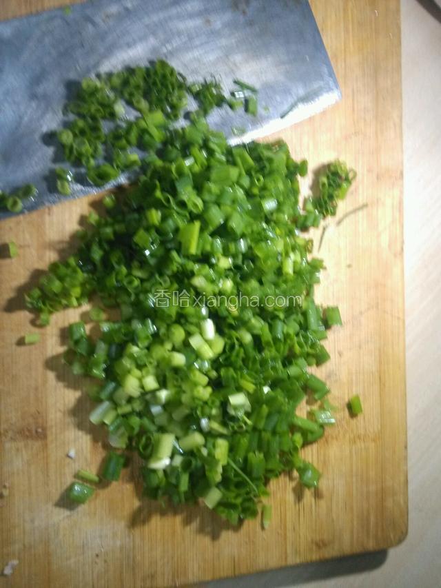 把食材清洗干净切成丁状