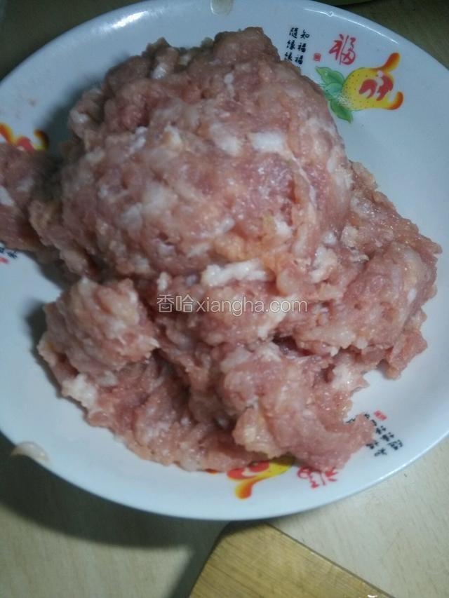 把猪肉切成肉末