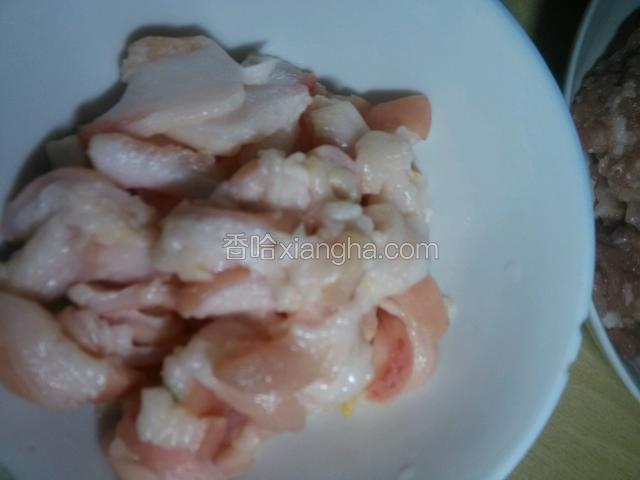 肥的肉留下来炸猪肉，最后放在混沌的陷里面，
