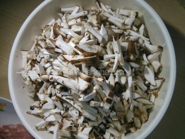 香菇切成细小的形状