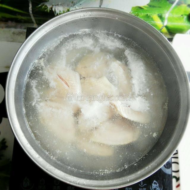 鸡翅中间划开 放开水煮 去腥味 （煮15分钟）