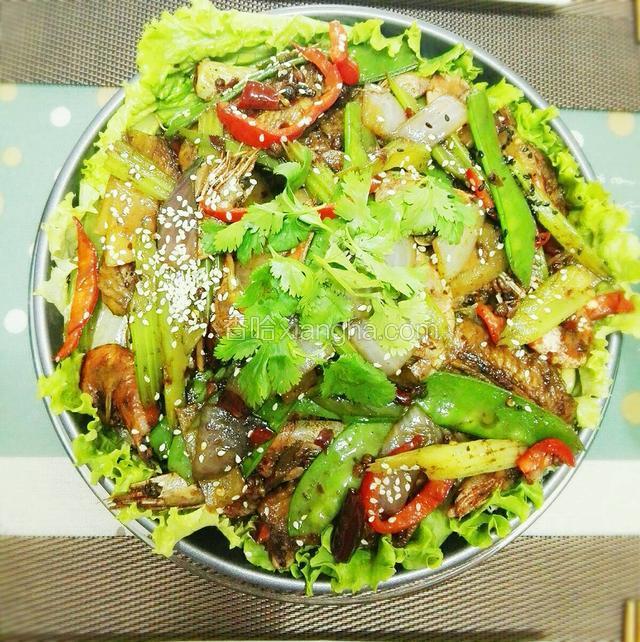  起锅装盘 放上芝麻  香菜  完美出锅