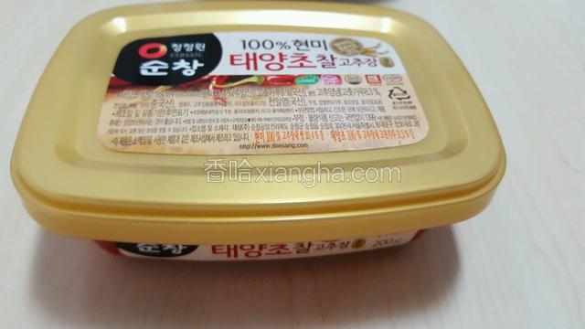 把韩国大酱适量涂抹于蛋饼上