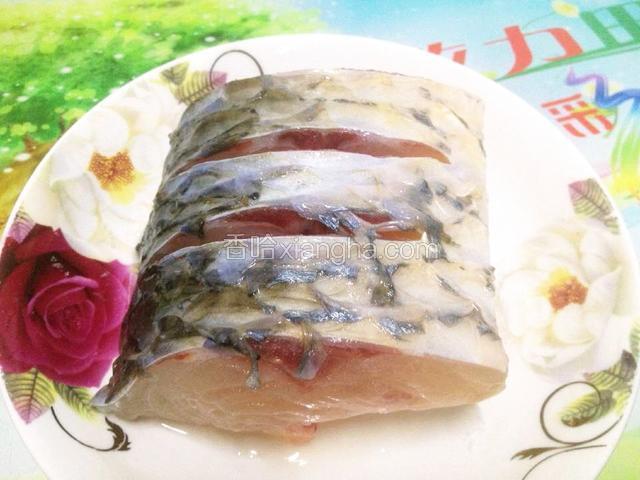 用盐把鱼段腌15分钟.
